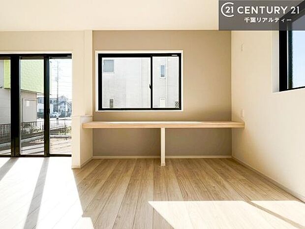 リビングにはカフェカウンターがございます！お子様のリビング学習や作業スペース用途多彩に利用可能！