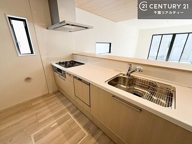 大人気の対面式システムキッチンを採用しています！ご家族のコミュニケーションが自然と増える設計です。お子様にも目が届くので嬉しいですね。広々使えて快適に作業が進みます。