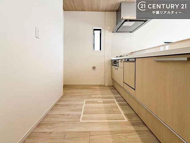 ゆとりある調理スペースで作業がしやすい快適なキッチンです！お子様と一緒にお菓子造りも楽しめる広々スペースです。楽しい調理時間になりそうですね！