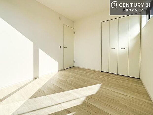 収納スペースがついています！居室をスッキリ整頓する事ができますね。家具を選ばないシンプルなデザインの為、家具を選ばずお気に入りの空間作りができそうですね。