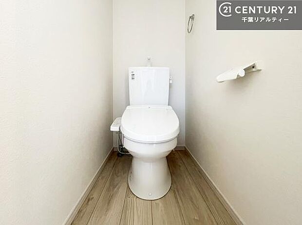 温水洗浄便座につき、冬場は便座が暖かくできるので冷たい便座に座らずに済む嬉しい仕様です！シンプルなカラーを基調としているので、お手入れがしやすいです。