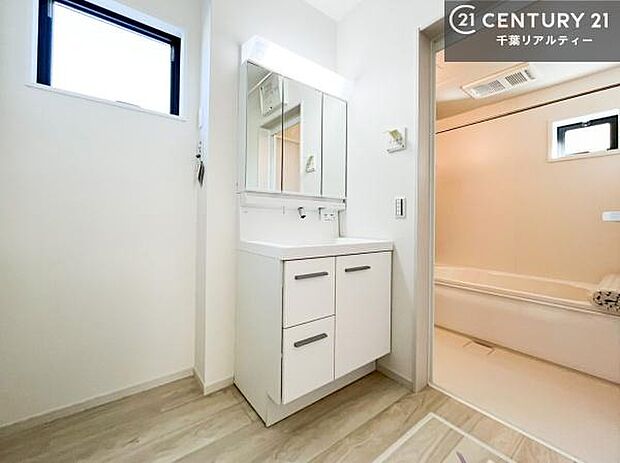 小窓付きの明るい洗面室です！湿気もすぐに入れ替えができて清潔に保つことができます！自然光が差し込むのでお化粧の仕上がりも良くなりますね！