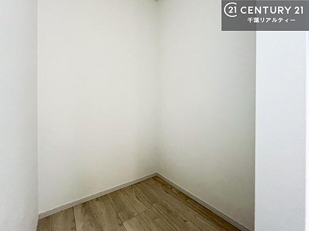 ウォークインクローゼット付きです。たくさんのお洋服などを収納しておけそうですね！他にも扇風機や加湿器など季節物の大きな家電も収納できます。