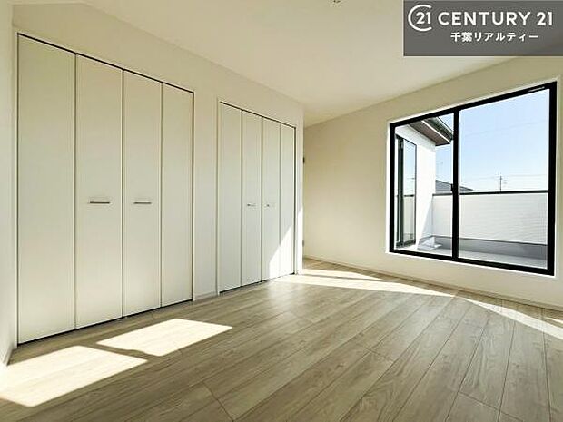 バルコニーに面している洋室です。明るく温もりがあり、換気もしっかりできます！朝起きて、外に出て背伸びをしつつ深呼吸をし良い朝を迎え入れることができます。