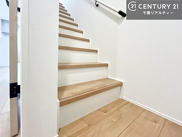 階段は明るく手摺りもついています。お子様やご年配の方も安心してご利用頂けますね!(同仕様)