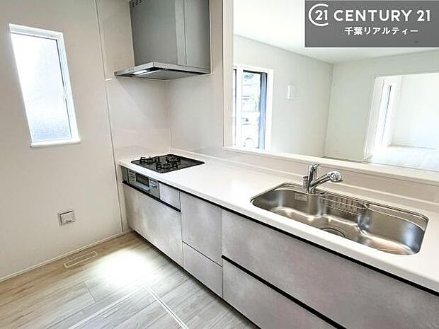 大人気の対面式システムキッチンを採用しています!ご家族のコミュニケーションが自然と増える設計です。お子様にも目が届くので嬉しいですね。収納力もあります!(同仕様)