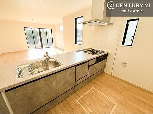 大人気の対面式システムキッチンを採用しています!ご家族のコミュニケーションが自然と増える設計です。お子様にも目が届くので嬉しいですね。広々使えて快適に作業が進みます。