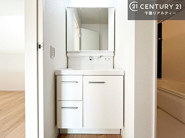 三面鏡仕様の洗面所は、身だしなみがしやすい造り!裏は収納になっています。ドライヤーやお化粧道具を片付けられるので洗面台周りをスッキリと見せることが出来ます!