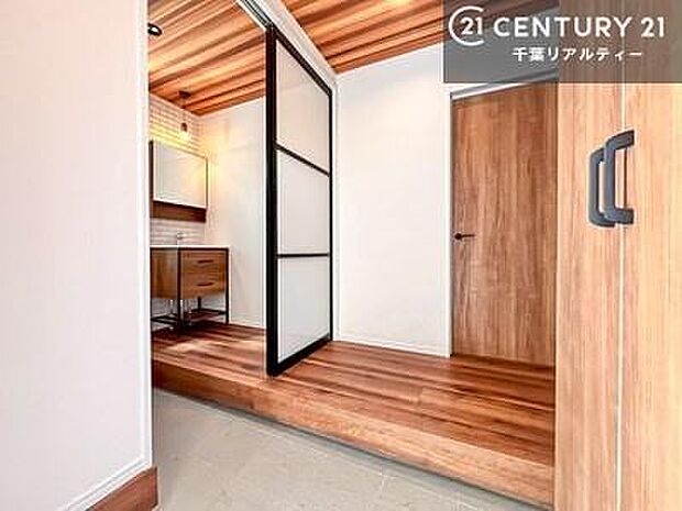 疲れて帰ってきても、ただいま！を言いたくなる、優しく迎え入れてくれる空間になっています。明るく温もり溢れる玄関です！