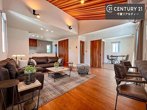 家具はCGパースです。開放感のある広々LDK！ソファーやダイニングテーブルを置いても窮屈にならないので快適に過ごせます！コミュニケーションが取りやすいリビングです！