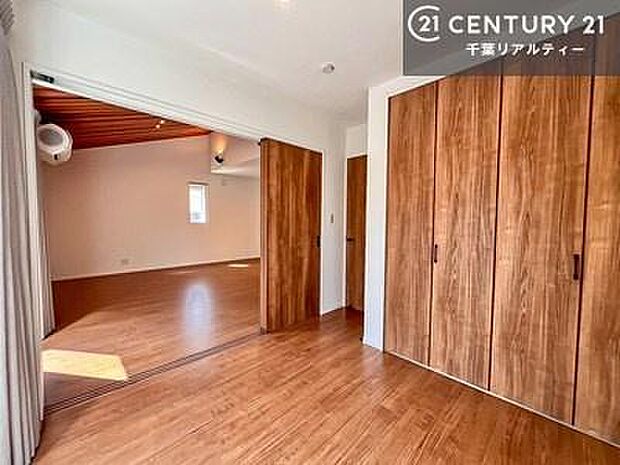 収納スペースがが付いているので、急な来客時でも散らかったおもちゃをサッと片づけられて大変便利です！壁面も広々しているので、勉強机やベッドの置き場に困りません！