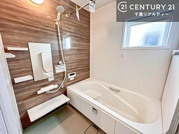 落ち着きある大人の雰囲気のバスルームは、味が出ていてバスタイムが充実！お仕事頑張っているご褒美にお好みの匂いの入浴剤を入れて、楽しんでみてはいかがでしょうか？