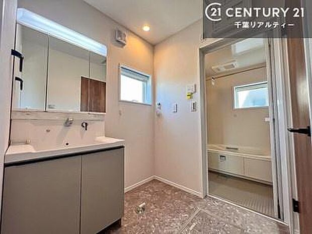 小窓付きの明るい洗面室です！湿気もすぐに入れ替えができて清潔に保つことができます！自然光が差し込むのでお化粧の仕上がりも良くなりますね！