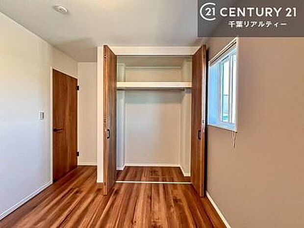 ウォークインクローゼット付きです。たくさんのお洋服などを収納しておけそうですね！他にも扇風機や加湿器など季節物の大きな家電も収納できます。