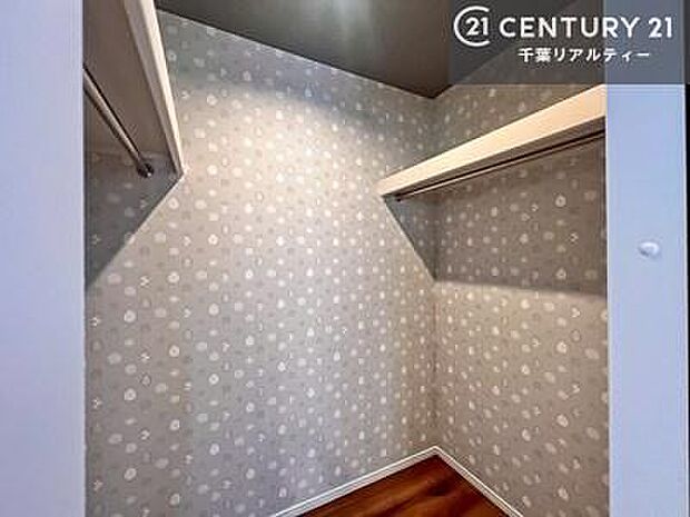 ウォークインクローゼット付きです。たくさんのお洋服などを収納しておけそうですね！他にも扇風機や加湿器など季節物の大きな家電も収納できます。