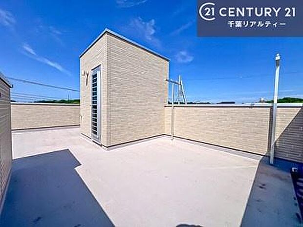 陽当たり良好なバルコニーです！晴れた日には青い空を見渡せる開放的な時間を楽しめます。たくさんのお洗濯物もいっぺんに干すことができます！