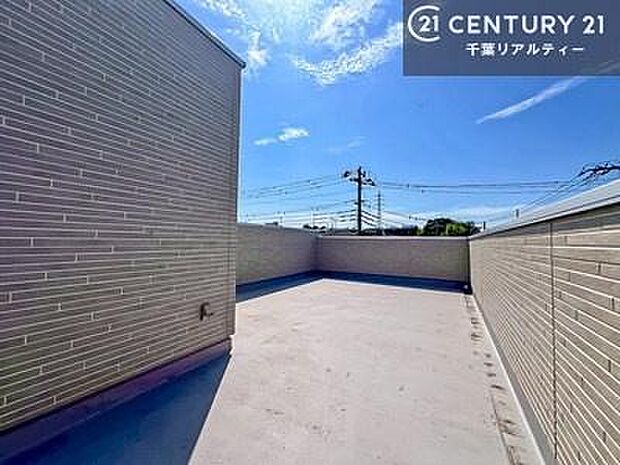 落ち着きある住宅街、気持ちの良い風が通り抜ける街並みです。晴れた日には青い空を見渡せる開放的な時間を楽しめます。気持ちの良い風が通り抜ける街並みです！