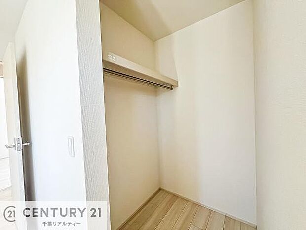 【同仕様写真】ウォークインクローゼット付きです。たくさんのお洋服などを収納しておけそうですね!他にも扇風機や加湿器など季節物の大きな家電も収納できます。