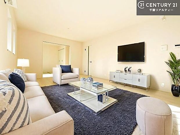 家具はCGパースです。心地良いリビングは家族が自然と集まります。家族団欒の時間が増えそうです。ご家族と、より一層充実した時間を過ごせそうですね。明るく開放的な空間です。