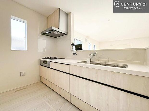 大人気の対面式システムキッチンを採用しています！ご家族のコミュニケーションが自然と増える設計です。お子様にも目が届くので嬉しいですね。広々使えて快適に作業が進みます。