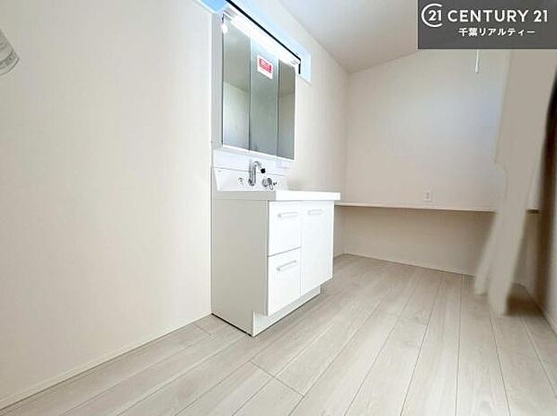 洗面スペースにはカウンター付き！着替えを一時的に置いたり、アイロンがけにも便利ですね！