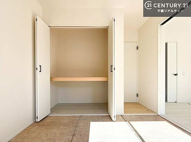 住空間をすっきり使うためには必須ポイントの収納スペースですよね。是非現地でご確認ください！