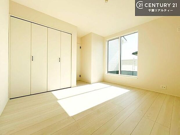 バルコニーに面している洋室です。明るく温もりがあり、換気もしっかりできます！朝起きて、外に出て背伸びをしつつ深呼吸をし良い朝を迎え入れることができます。