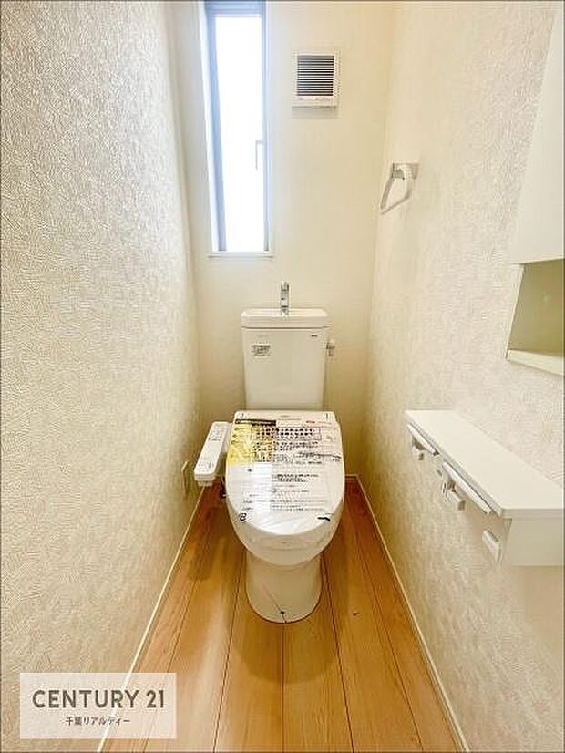 清潔感のある色味のお手洗いです！さわやかでスッキリする空間です！白を基調としているので、お手入れがしやすいトイレですね！