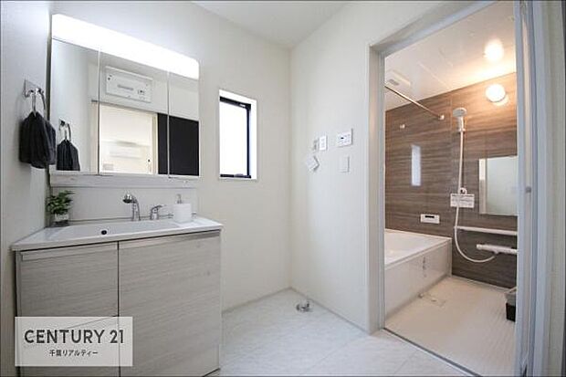 三面鏡仕様の洗面所は、身だしなみがしやすい造り!裏は収納になっています。ドライヤーやお化粧道具を片付けられるので洗面台周りをスッキリと見せることが出来ます!(同仕様)