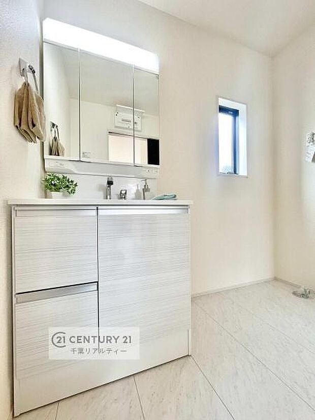 小窓付きの明るい洗面室です!湿気もすぐに入れ替えができて清潔に保つことができます!自然光が差し込むのでお化粧の仕上がりも良くなりますね!