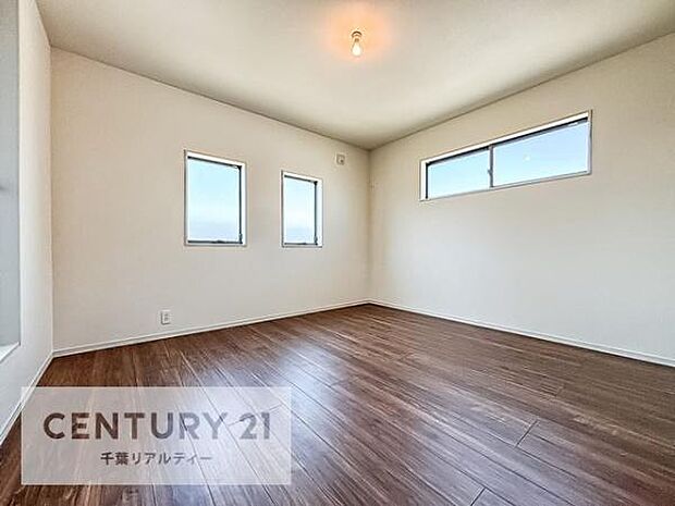 2面採光を確保した明るい室内は、風通しも良く、明るく大変居心地の良い空間となっております。リラックスして過ごせる心地の良いお部屋です!朝の目覚めがスッキリしますね!