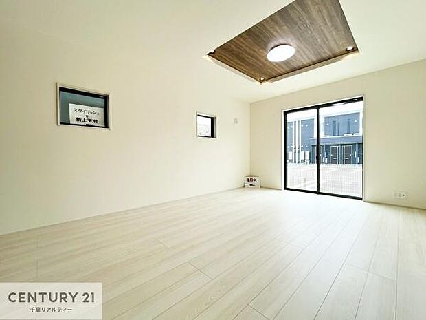 折上天井のあるリビングは、空間に広がりと高級感を演出してくれます。天井が高くなることで開放感が増し、自然光や照明が美しく映える、ゆとりあるくつろぎの空間です。