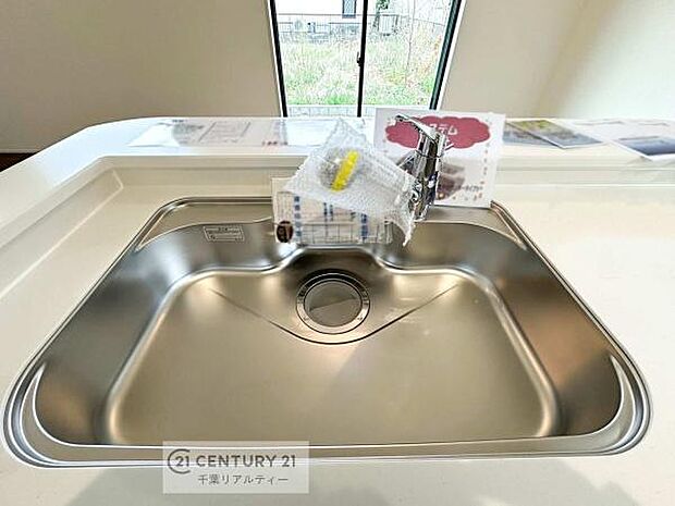 ワイドなシンクですね!水が跳ねにくく洗物がしやすい家事が楽々仕様のシステムキッチンです!デザイン性と機能性を兼ねたキッチンで清潔感がありますね!
