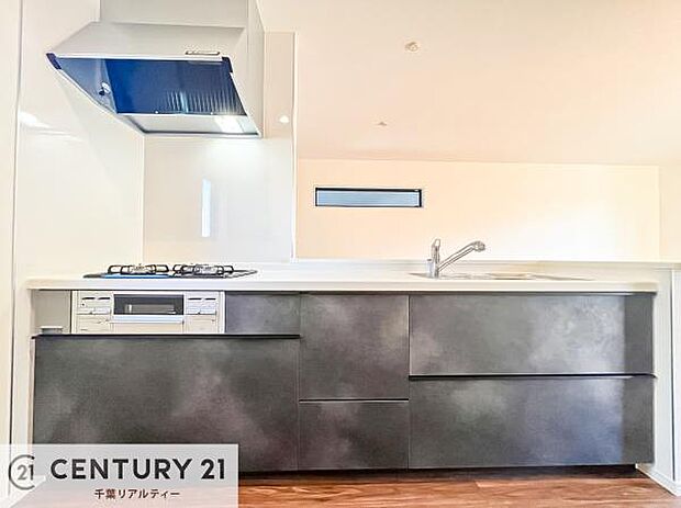 大人気の対面式システムキッチンを採用しています!ご家族のコミュニケーションが自然と増える設計です。お子様にも目が届くので嬉しいですね。収納力もあります!(同仕様写真)