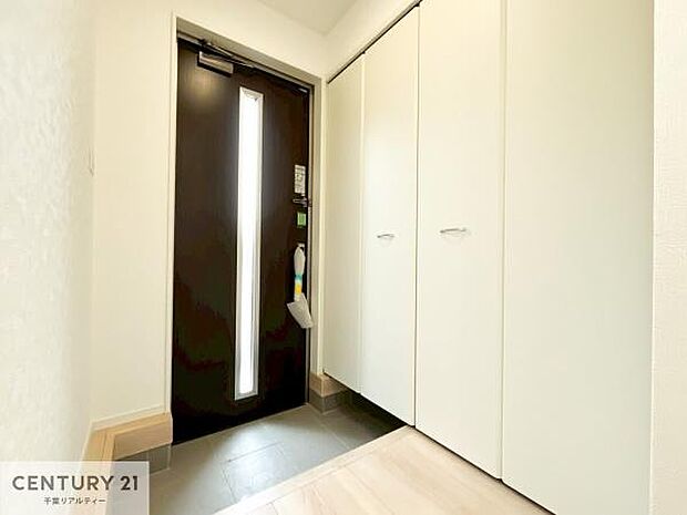 シューズボックス付きなので、玄関が片付きお掃除がしやすいです！スッキリした玄関で戸を開けた瞬間、清潔感のある心地いい空間が出迎えてくれます。