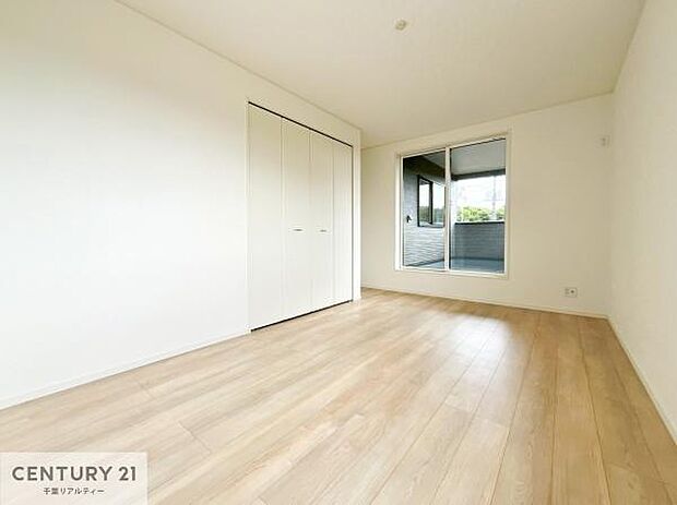 バルコニーに面している洋室です。明るく温もりがあり、換気もしっかりできます！朝起きて、外に出て背伸びをしつつ深呼吸をし良い朝を迎え入れることが出来そうですね！