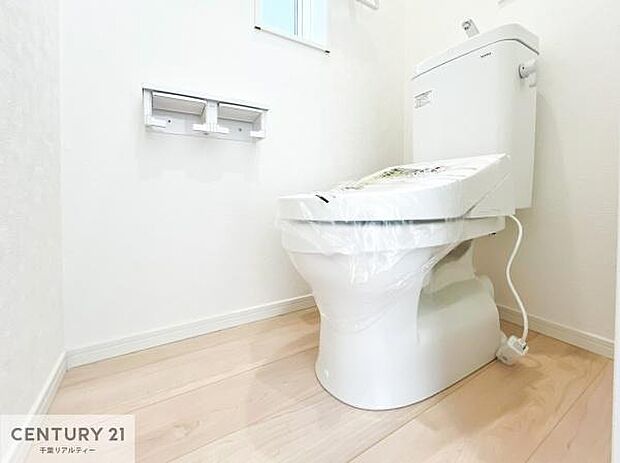 清潔感のある色味のお手洗いです！さわやかでスッキリする空間です！白を基調としているので、お手入れがしやすいトイレです！