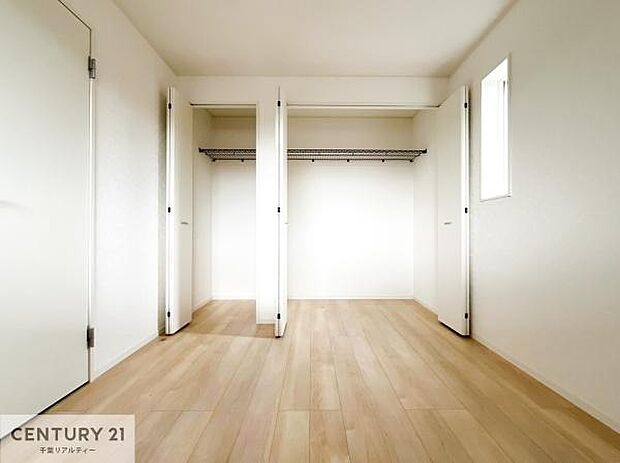 たっぷりの収納スペースで、暮らしがすっきり整う住まい。家族の荷物もきれいに片付き、毎日を快適に過ごせます。