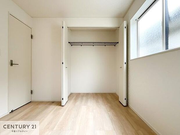 収納力に優れているからこそ、余計なモノを表に出さず、インテリアを美しくキープできます。シンプルで洗練された空間をお楽しみください。