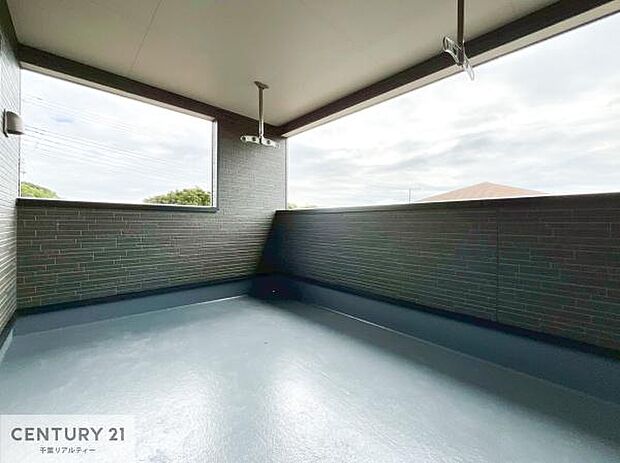 広々としているバルコニーです！お洗濯物を干すのはもちろん風に当たりながらくつろぎタイムが送れます！