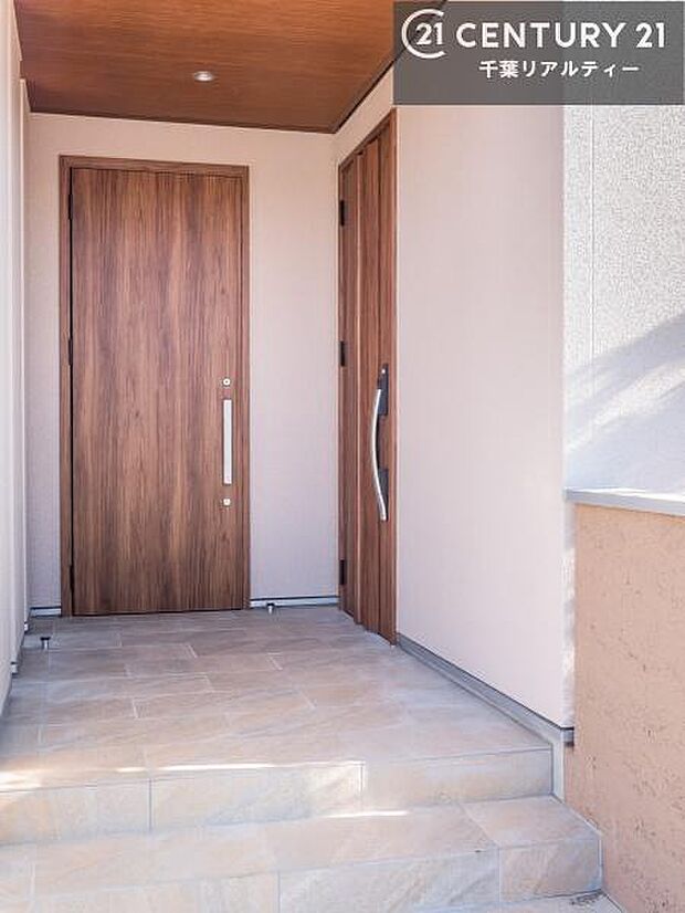 疲れて帰ってきても、ただいま！を言いたくなる、優しく迎え入れてくれる空間になっています。明るく温もり溢れる玄関です！