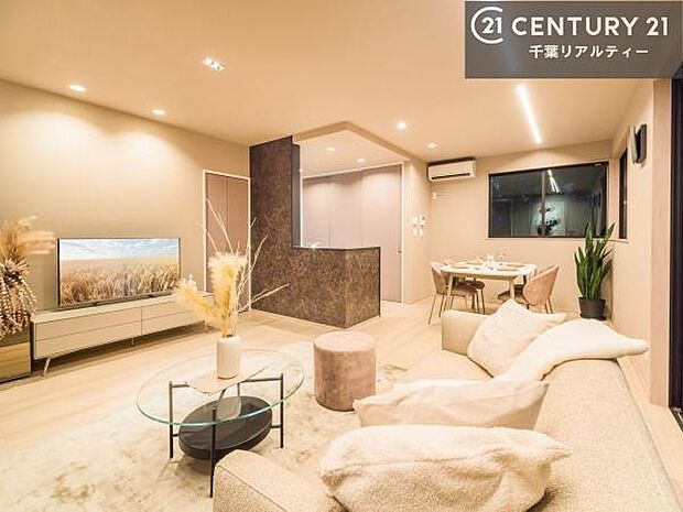 大きな窓からたっぷりの陽ざしが入る明るいリビング。開放感のあるリビングで家族団らんのくつろぎの時間を過ごせます。