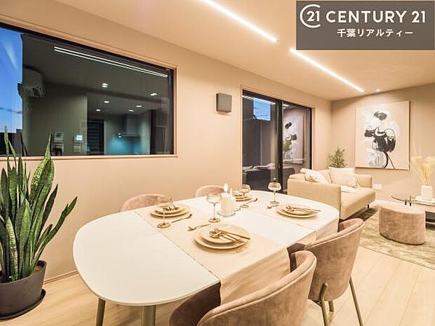 開放感のある広々LDK！ソファーやダイニングテーブルを置いても窮屈にならないので快適に過ごせます！コミュニケーションが取りやすいリビングです！