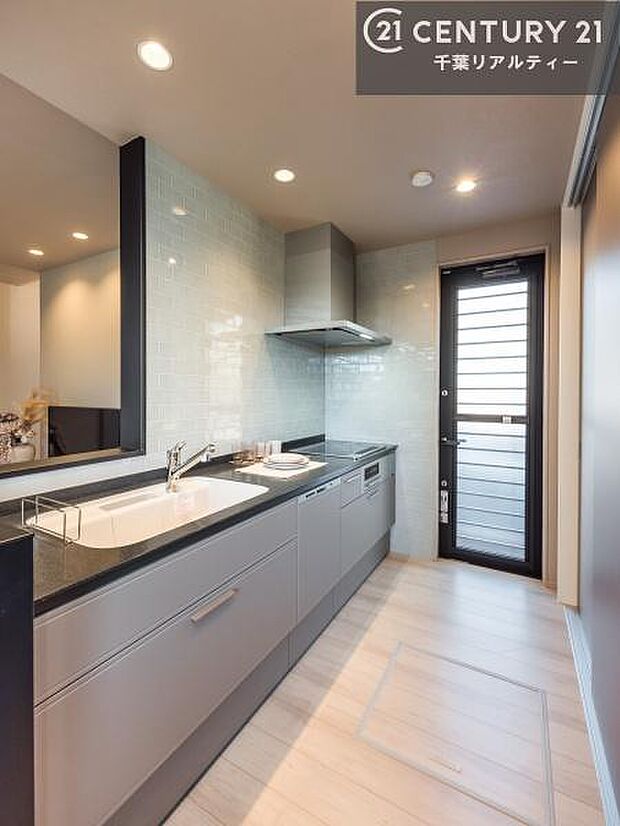 大人気の対面式システムキッチンを採用しています！ご家族のコミュニケーションが自然と増える設計です。お子様にも目が届くので嬉しいですね。収納力もあります！