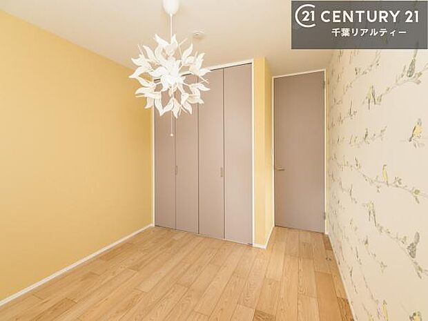 収納スペースが付いているので、急な来客時でも散らかったおもちゃをサッと片づけられて大変便利です！壁面も広々しているので、勉強机やベッドの置き場に困りません！