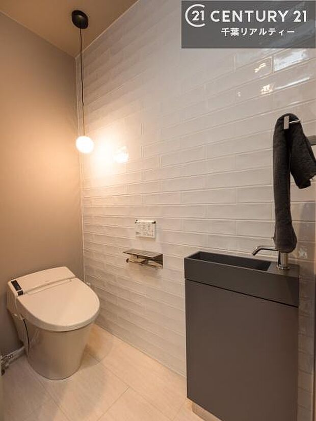 温水洗浄便座につき、冬場は便座が暖かくできるので冷たい便座に座らずに済む嬉しい仕様です！シンプルなカラーを基調としているので、お手入れがしやすいです。