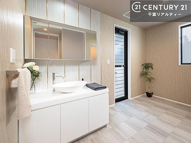 身なりを整える洗面所は、清潔感が大事です！水周りの清潔感のある雰囲気を演出！気持ちよくお使いいただけます。