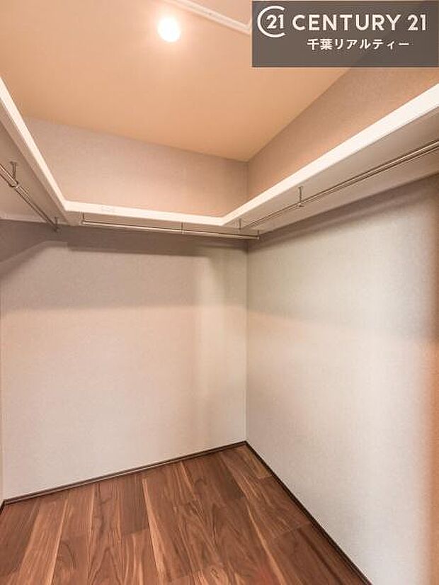 ウォークインクローゼット付きです。たくさんのお洋服などを収納しておけそうですね！他にも扇風機や加湿器など季節物の大きな家電も収納できます。