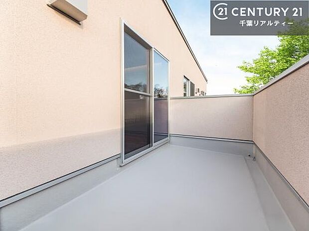 陽当たり良好なバルコニーです！晴れた日には青い空を見渡せる開放的な時間を楽しめます。たくさんのお洗濯物もいっぺんに干すことができます！