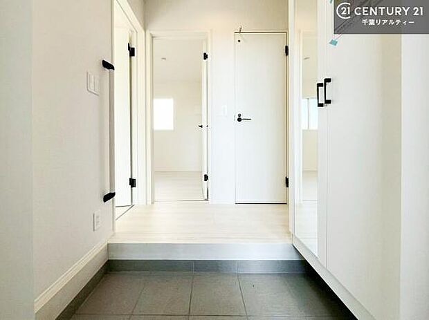 疲れて帰ってきても、ただいま!を言いたくなる、優しく迎え入れてくれる空間になっています。明るく温もり溢れる玄関です!